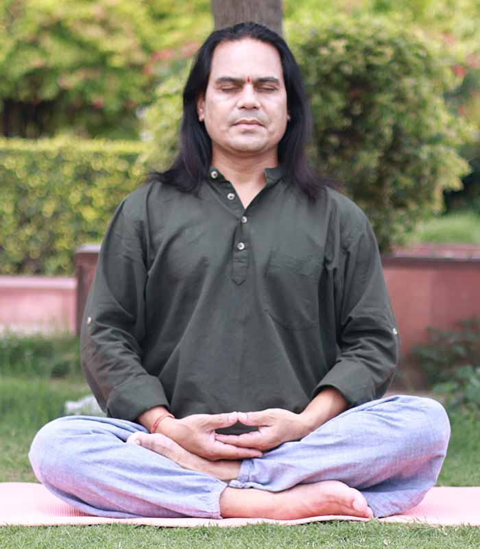 Sri Yogi Anand seated outdoors in meditation
